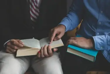 Estudiante leyendo la Biblia